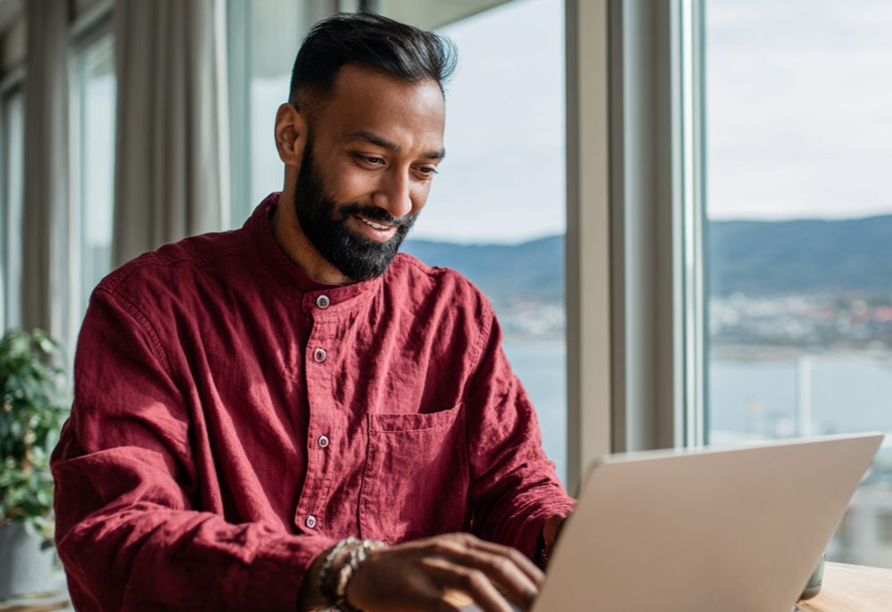 Fornøyd kunde som bruker enkel bedriftsnett